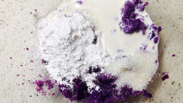 三彩芋圆,加入适量的木薯粉,糖,牛奶