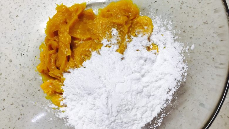 三彩芋圆,加入适量的木薯粉,加糖,揉成光滑的面团(以搓成长条不开裂为佳)