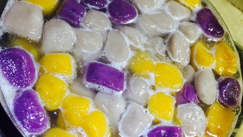 三彩芋圆,把芋圆冷水入锅煮熟(芋圆全都浮起来)