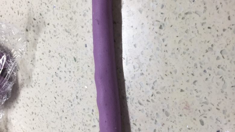 三彩芋圆,取一部分面团,搓成长条(如果面团太干,搓长条的时候会散)