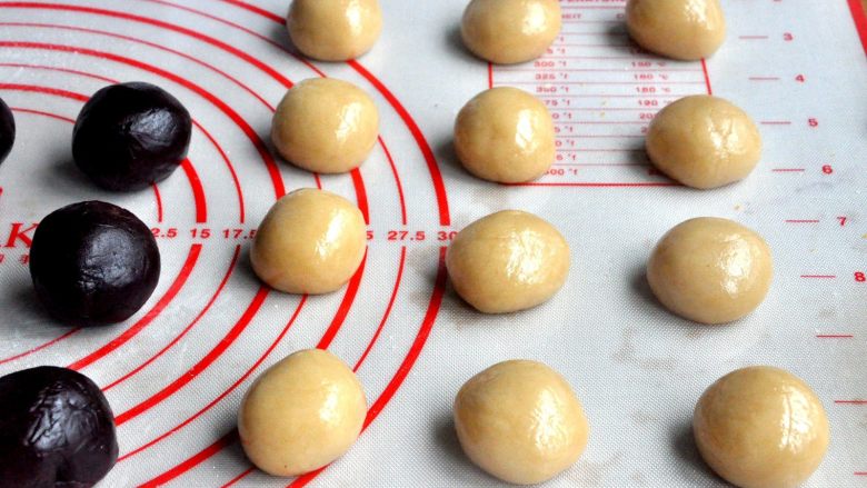 豆沙蛋黄月饼,皮和馅的比例我用的4:6,将面团分成20克一个的小球。配方的量刚好12个50克月饼。