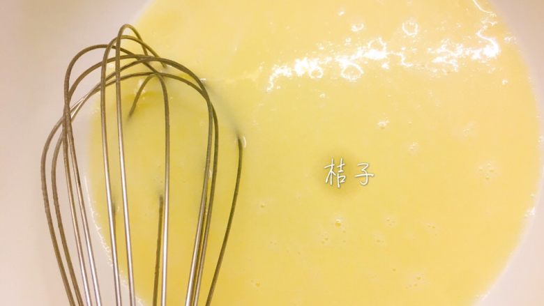 芝士鱼肠松饼卷,搅拌均匀