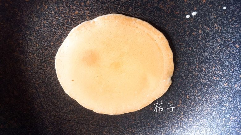 芝士鱼肠松饼卷,刚刚起小泡的时候马上翻面,两面煎熟