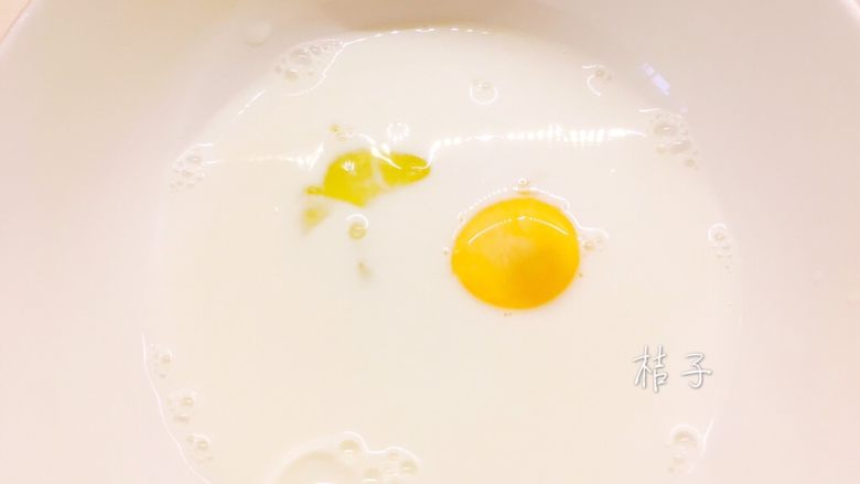芝士鱼肠松饼卷,<a style='color:red;display:inline-block;' href='/shicai/ 9'>鸡蛋</a>打入碗中,加入牛奶