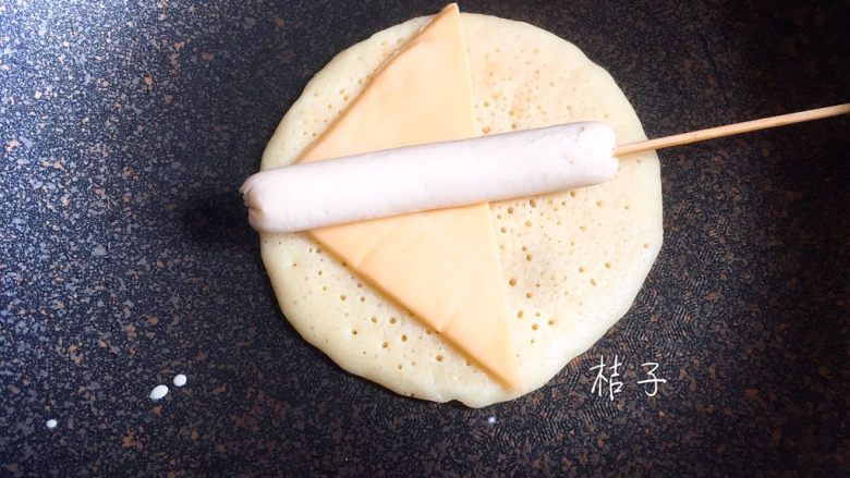 芝士鱼肠松饼卷,加入<a style='color:red;display:inline-block;' href='/shicai/ 935'>芝士</a>片和鱼肠