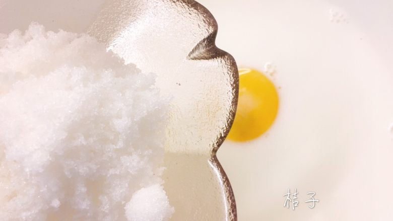 芝士鱼肠松饼卷,加入白砂糖