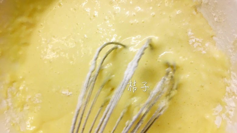 芝士鱼肠松饼卷,轻轻翻拌均匀