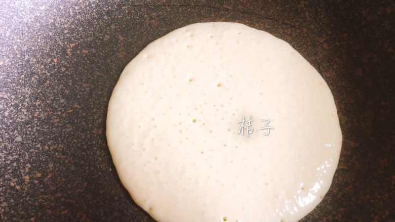 芝士鱼肠松饼卷,平底锅烧热,用一把大圆勺舀起摊成一个圆形