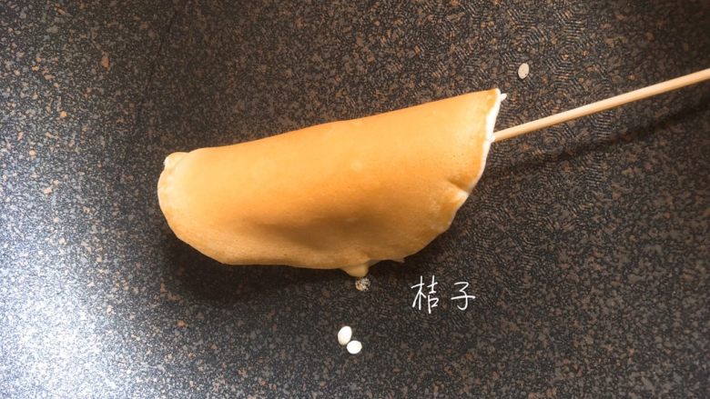 芝士鱼肠松饼卷,关火后,利用锅里的余温和融化的芝士将松饼卷起包住<a style='color:red;display:inline-block;' href='/shicai/ 425'>香肠</a>