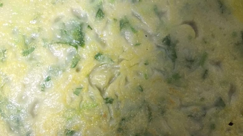 酸汤煎饼
,平底锅加热后放菜籽油，加入面汤