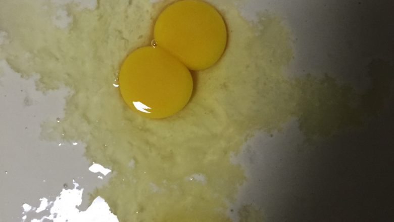 酸汤煎饼
,加入<a style='color:red;display:inline-block;' href='/shicai/ 9'>鸡蛋</a>