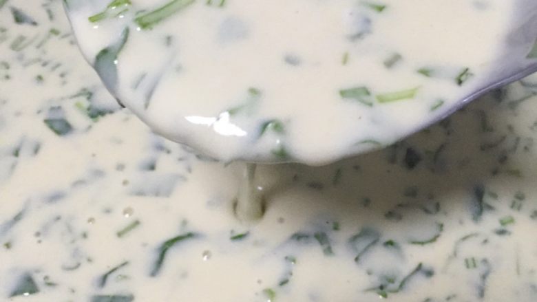 酸汤煎饼
,<a style='color:red;display:inline-block;' href='/shicai/ 3232'>香葱</a>、<a style='color:red;display:inline-block;' href='/shicai/ 131'>香菜</a>切碎放入面汤