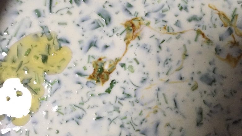 酸汤煎饼
,加适量<a style='color:red;display:inline-block;' href='/shicai/ 847'>香油</a>，少量<a style='color:red;display:inline-block;' href='/shicai/ 848'>菜籽油</a>，少量<a style='color:red;display:inline-block;' href='/shicai/ 788'>生抽</a>