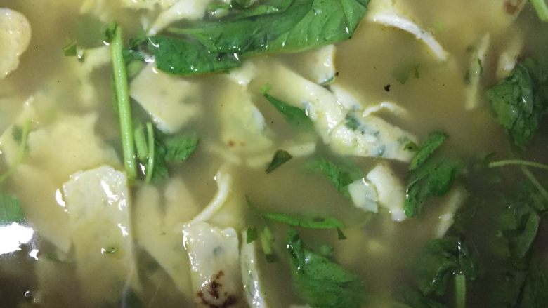 酸汤煎饼
,另起锅加水煮开后放入煎饼，煮开5分钟后放入盐腌过的<a style='color:red;display:inline-block;' href='/shicai/ 3759'>荆芥</a>，1分钟后关火