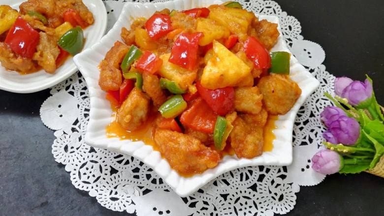 菠萝咕咾肉,装盘,一盘酸甜可口的菠萝咕咾肉就完成了