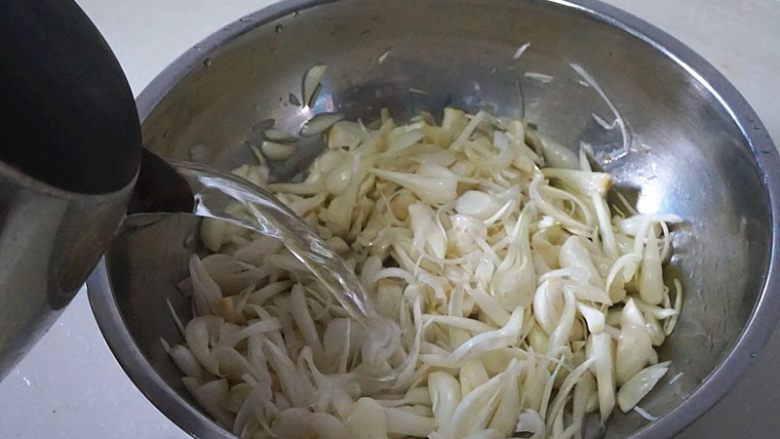 凉拌荞头,腌渍10-15分钟样子至入味,然后用凉开水洗去盐味
