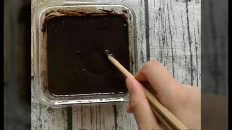 蜜豆芋圆烧仙草,趁着蒸南瓜的空做烧仙草,首先用150g凉水把仙草粉冲开,一定要搅拌的无颗粒
