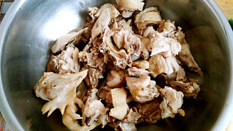 老母鸡粉丝汤,凉水把切好的鸡块放进去,去浮沫,再控出水,放一边