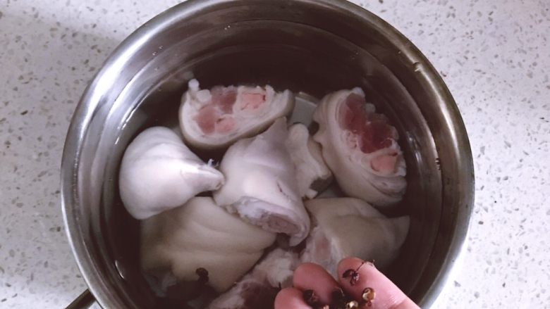 贴秋膘黄豆炖猪手,冷水入锅,放入少许<a style='color:red;display:inline-block;' href='/shicai/ 700'>花椒</a>