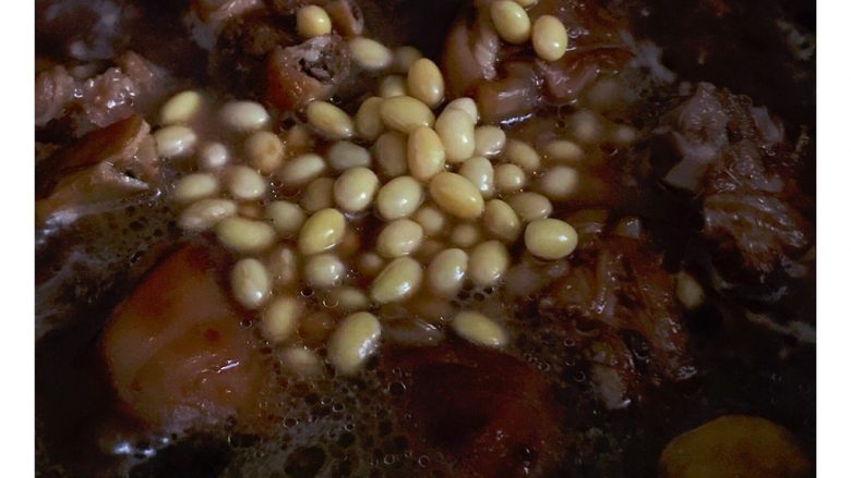 贴秋膘黄豆炖猪手,小火炖一个小时以上,猪蹄煮烂后放入黄豆继续炖20分钟左右