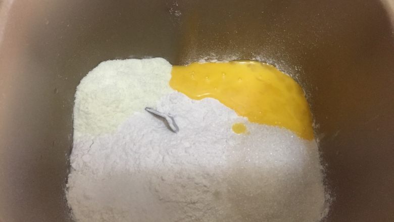 香甜南瓜面包卷 直接法,将除黄油以外的所有材料放入面包桶中,启动揉面功能揉面25分钟