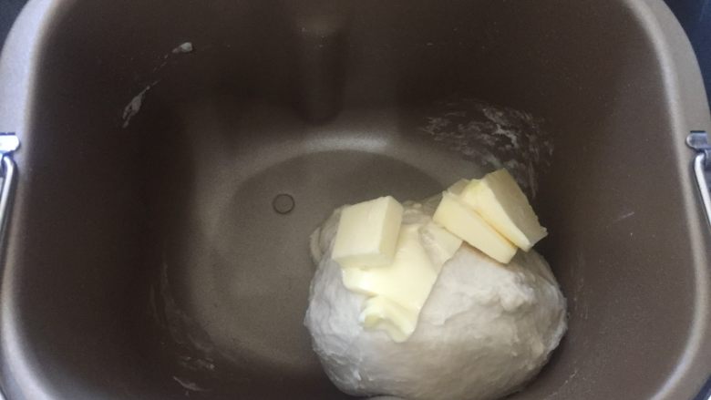 香甜南瓜面包卷 直接法, 揉面好之后加入软化室温的黄油,继续揉面20分钟