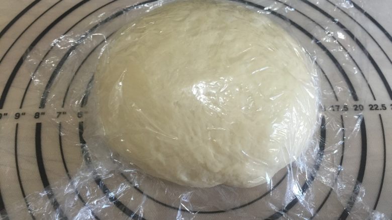 香甜南瓜面包卷 直接法,发酵好的面团排气揉圆后盖保鲜膜,静置20分钟
此款面包是将面团擀平后涂抹馅料后卷起,在擀平之前是一定要静置20分钟的,这一步不能省略