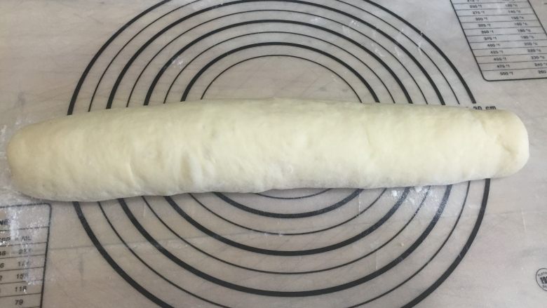 香甜南瓜面包卷 直接法,由上至下卷起,最后收口处要捏紧,防止松开