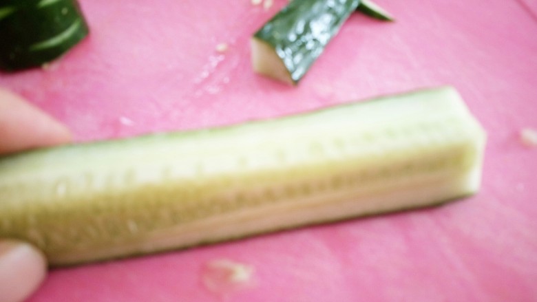 胡萝卜花拼盘,黄瓜切开片掉瓤子,只要皮。