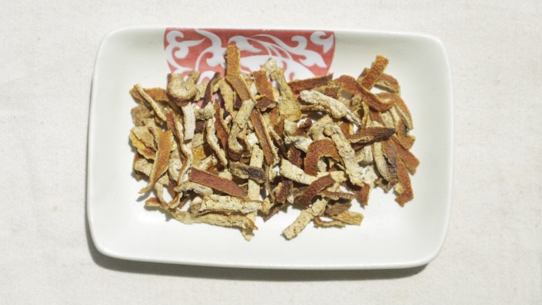 姜焖鸭,<a style='color:red;display:inline-block;' href='/shicai/ 3772'>陈皮</a>洗好备用;