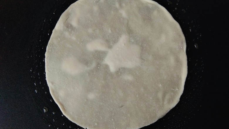 京酱肉丝小卷,平底锅烧热,刷一层油。放入面片用小火煎。