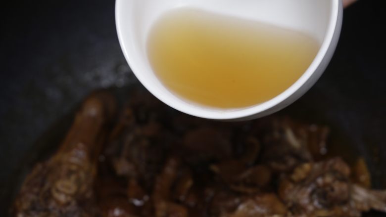 姜焖鸭,起锅前,再加一勺客家米酒提香,翻炒3次即可起锅食用。
