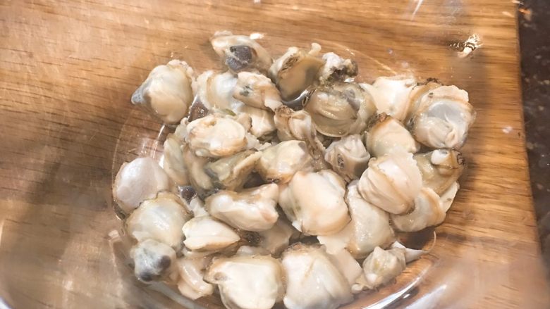 美味丝瓜蟹汤,再放一点黄蚬肉 煮1分钟(黄蚬肉本身就是熟的)