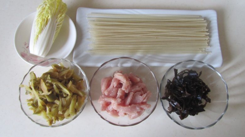 榨菜肉丝米粉, 准备好原材料;