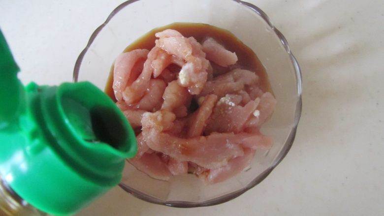 榨菜肉丝米粉,肉丝中加入适量的盐、淀粉、<a style='color:red;display:inline-block;' href='/shicai/ 788'>生抽</a>和料酒, 拌均匀;