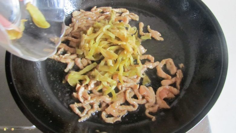 榨菜肉丝米粉,肉丝煸炒变色后加入<a style='color:red;display:inline-block;' href='/shicai/ 722'>榨菜</a>丝进去翻炒;