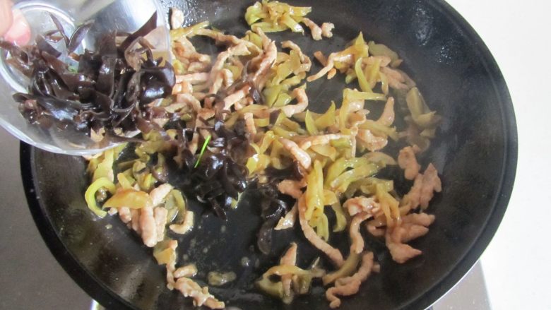 榨菜肉丝米粉,再放入木耳丝进去翻炒;