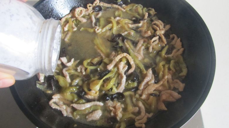 榨菜肉丝米粉,加入适量的盐和<a style='color:red;display:inline-block;' href='/shicai/ 720'>胡椒粉</a>调味;