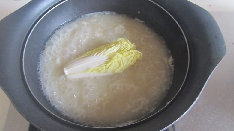 榨菜肉丝米粉,最后翻入娃娃菜煮下关火, 盛入碗中,表面撒上小葱末。