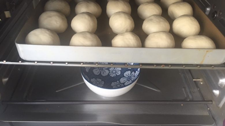 mini小餐包,放入烤箱,烤箱里放碗热水。关门二次发酵。