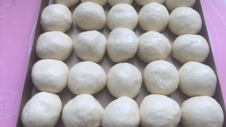 mini小餐包,发到1.5倍大,拿出涂上稀释的蛋黄液,烤箱预热上下火175度。