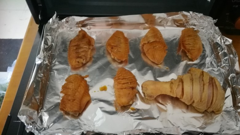 孜然烤翅,预热到200度，锡箔纸刷油，放入烤翅，200度20分钟。（鸡腿等鸡翅考好翻面再考20分钟😘）