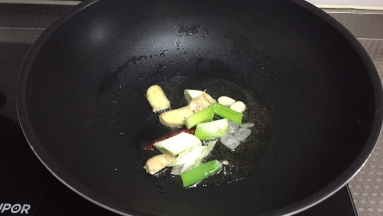 酥焖鲫鱼,锅中倒入适量油,5分热放入步骤2中的料炒香,蒜除外