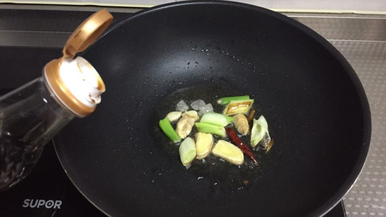酥焖鲫鱼,倒入味极鲜酱油不用翻炒,炸5秒