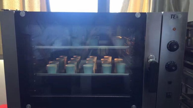 人人都可以做的戚风纸杯蛋糕,最后放入烤箱,烤箱调至190度,预热十分钟,将纸杯蛋糕放入烤箱中即可。