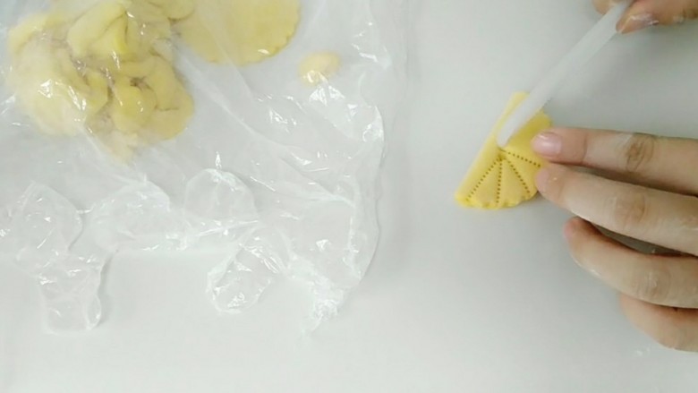 破茧成蝶花式馒头,新梳子,压出印痕。