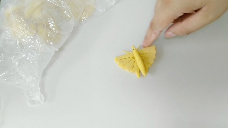 破茧成蝶花式馒头,蘸上去。冷水上锅,中小火蒸。