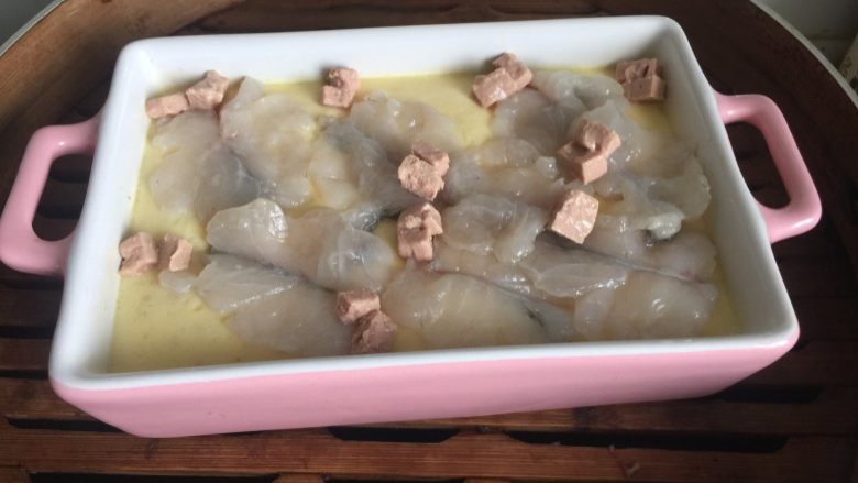 鱼片鹅肝酱炖蛋,大概蒸了10分钟左右,蛋液开始凝固,把鱼片和剩下的鹅肝酱粒铺在蛋液上