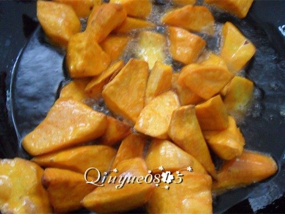 拔丝红薯,炸至金黄(或复炸)