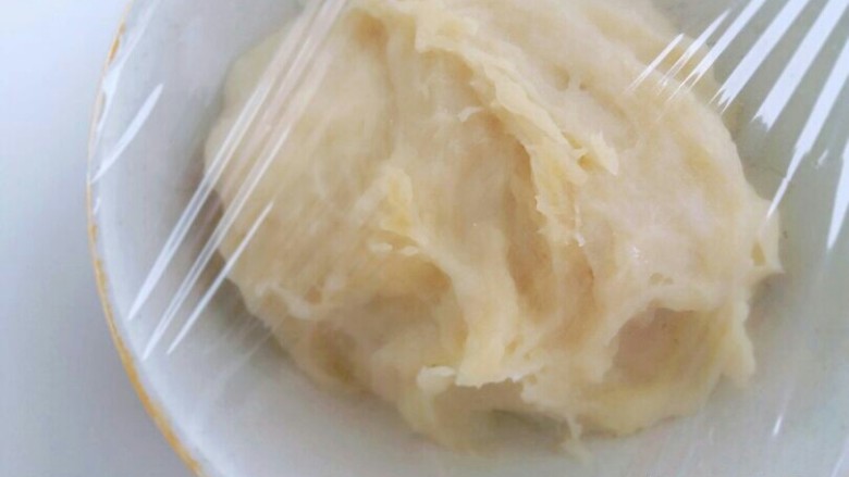 超柔软的奶油土司(汤种),煮好的面糊用个小碗装着,盖上保鲜膜,防止水份流失。放入冰箱冷藏,冷藏一个小时后就可以用了
